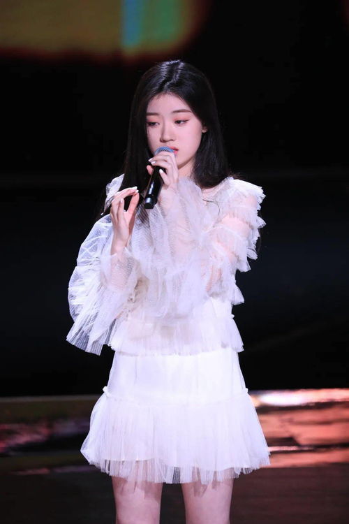 单依纯在后台认真准备下一场演出