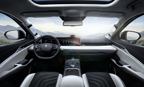 哪吒汽车LOGO与夕阳下的停车场