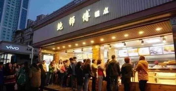 网红餐厅门口排队人群与黄牛