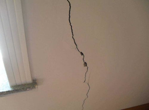 住宅楼墙面出现裂缝特写图