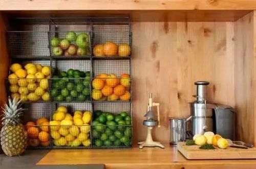 一位女士正在厨房准备水果拼盘