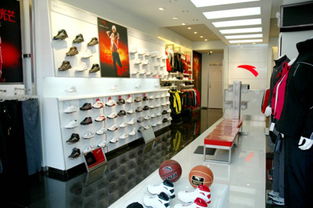 安踏品牌专卖店顾客选购商品场景