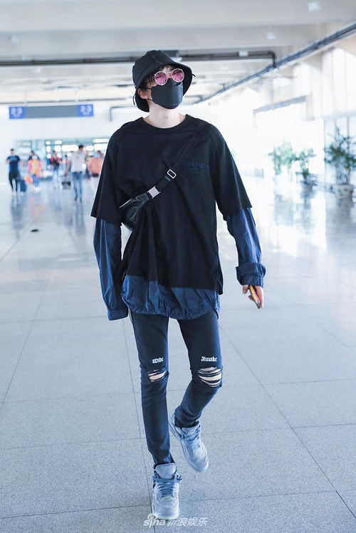 刘宇宁穿着时尚街拍照片