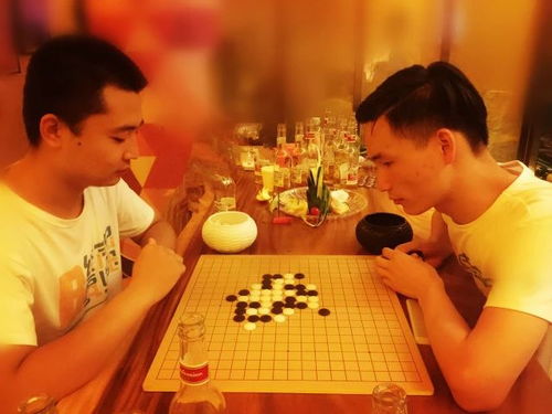 四位嘉宾围坐聊天