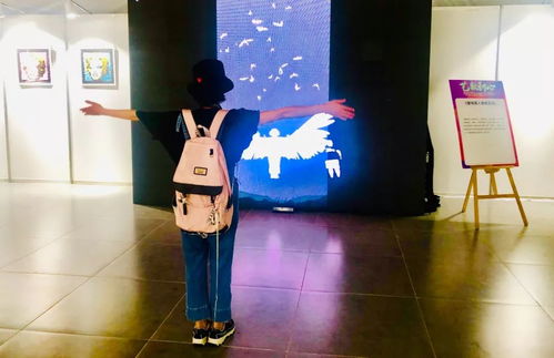 参观者在情绪调色板前互动