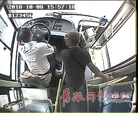 乘客检查充电宝是否符合规定