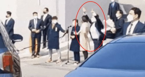 女保镖飞身挡酒瓶瞬间