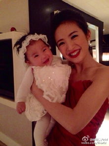 董力怀抱新生儿露出幸福笑容