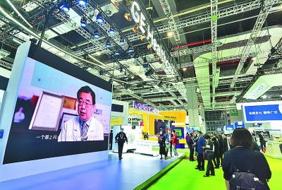 观众在展台前拍照互动