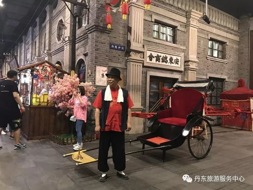 安东老街游客拍照留念