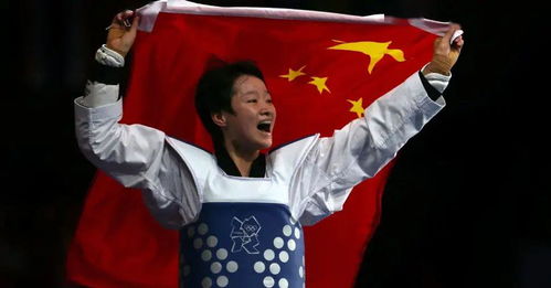 陈妤颉站在领奖台上高举国旗