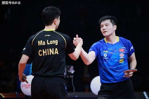 樊振东领奖台上微笑