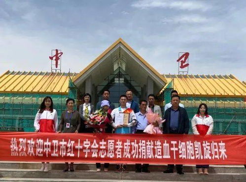 哈佛校园内不同肤色的学生合影