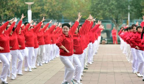 一个年轻人在街头跳舞的场景