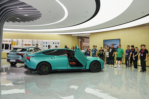 哪吒汽车在海外市场的展示现场