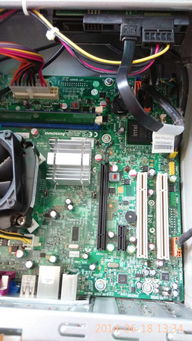 玩家正在组装电脑并安装显卡