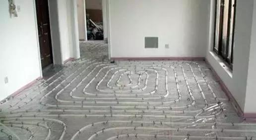 房屋地板砖下无水泥仅铺土砂实景图