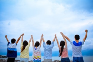 节目嘉宾在户外互动聊天