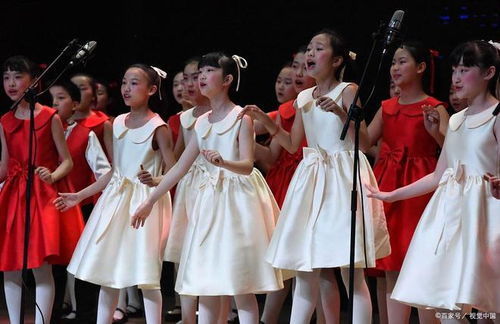 一群学生穿着演出服排练的场景