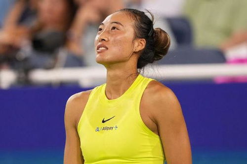 郑钦文在训练场上