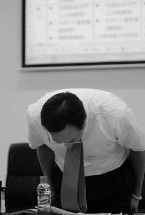 段某鞠躬道歉现场照片