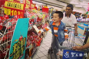 超市里挑选粽子的家庭