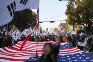 粉丝挥舞星条旗欢迎朴槿惠