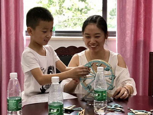 父亲与孩子一起拼装模型