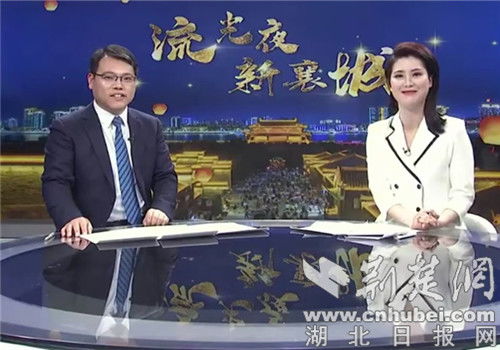 大冰在网络直播间与观众互动的画面