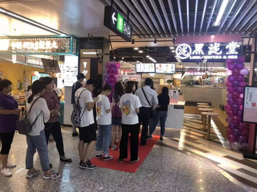 新茶饮品牌门店排队盛况