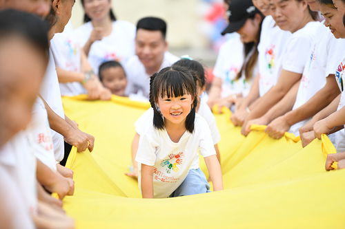 美的六一活动现场家长与孩子共同体验智能家居模型