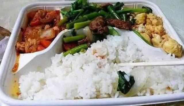 高铁餐车上摆放的便当和泡面对比图