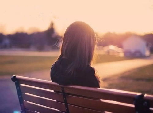 夜晚一个人坐在窗边沉思