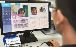 居民正在使用刷卡加刷脸的新型门禁系统