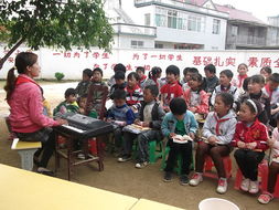 志愿者与留守儿童一起过六一