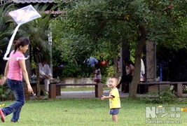 家长与孩子共同参与传统文化活动