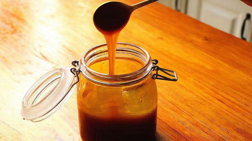 麦芽糖师傅在晨光中搅拌糖浆