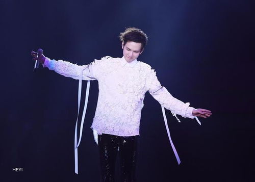 何秋亊成都演唱会爆燃现场！粉丝泪洒舞台，万人合唱太震撼