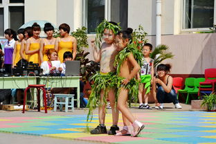 小朋友在六一儿童节表演节目