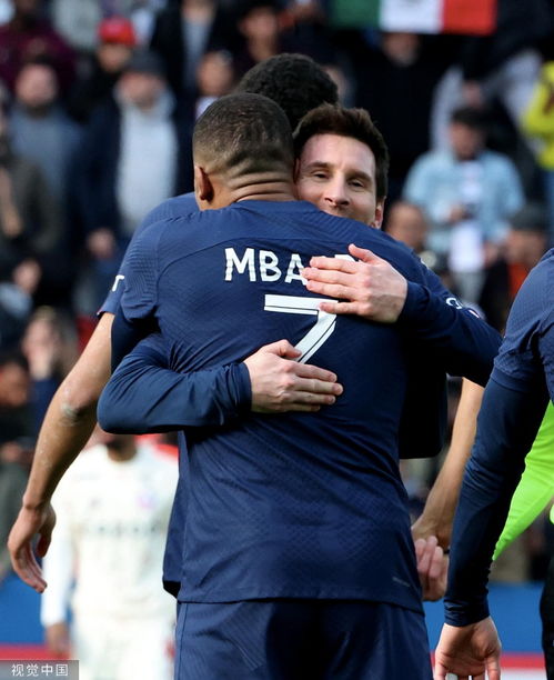 梅西与姆巴佩在场上拥抱庆祝