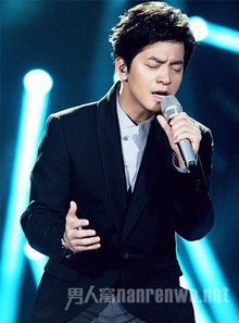 李健演唱会暴雨来袭！不打伞坚持演出，歌迷泪目：这才是真正的音乐信仰