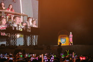 演唱会现场观众齐唱陈小春经典歌曲