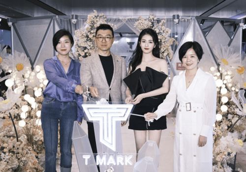 白鹿与奥瑞鹏在发布会上合影