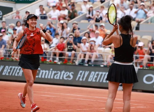 王欣瑜与谢淑薇领奖照片