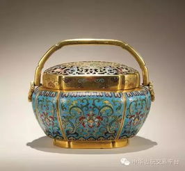 学生展示数字技术与掐丝珐琅结合作品