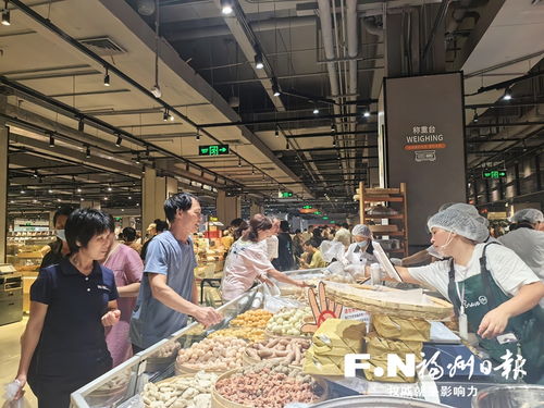 永辉超市顾客购物场景图