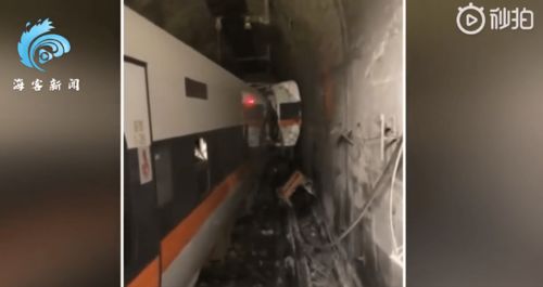 火车脱轨后车厢扭曲画面