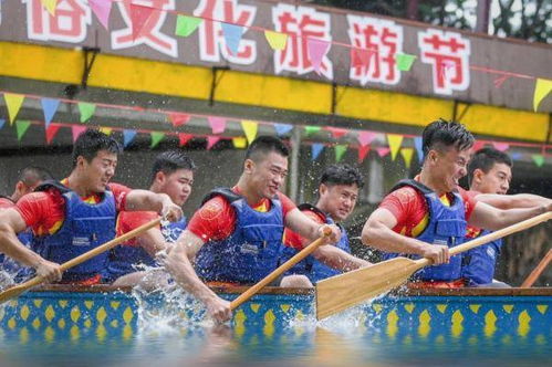 年轻龙舟队员奋力划桨