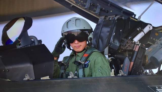 歼-20飞行员脖子为何粗壮？揭秘中国顶尖飞行员的极限训练与身体蜕变