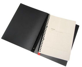 法律书籍和笔记本摆放整齐